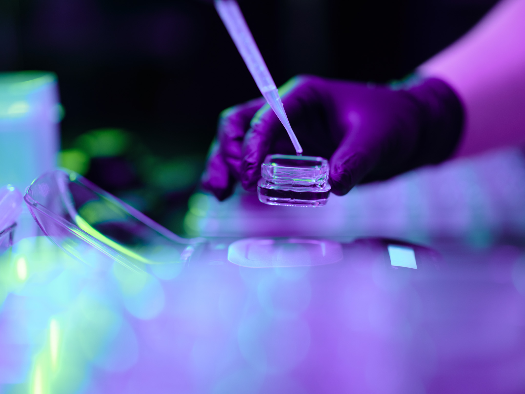 Person in lab putting concentrate into Calyx concentrate containers